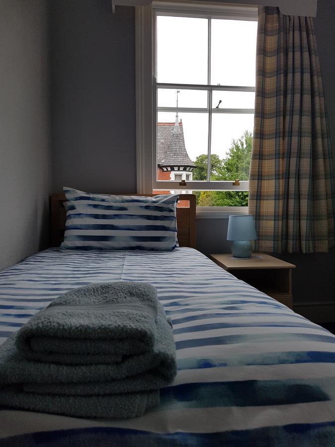 Alexandra Lodge Guest House Chester Bagian luar foto